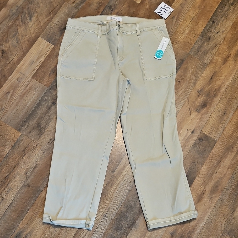 👖LILA RYAN Beige Cropped Leg Pants